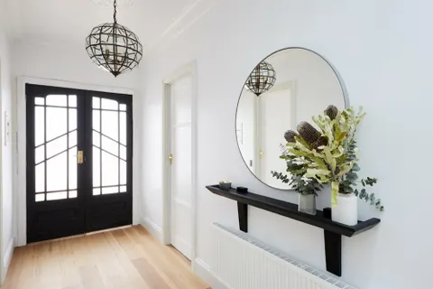 Зеркальная стена в прихожей — это удобно?